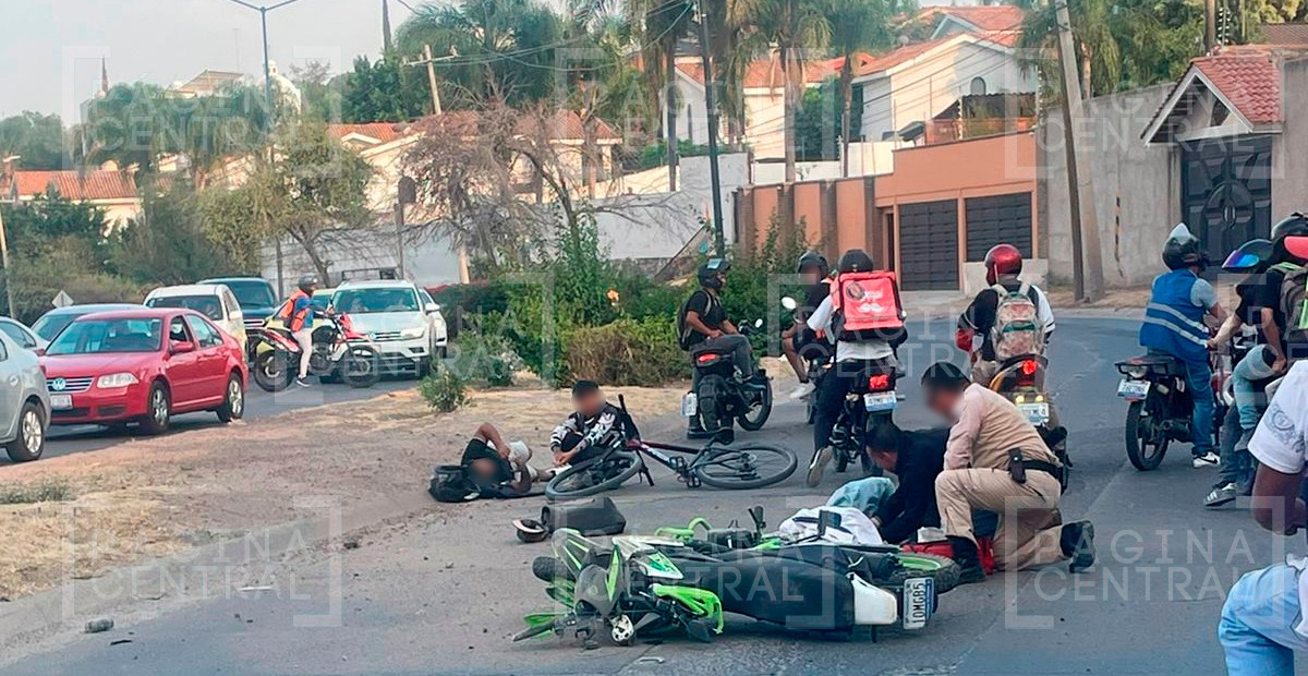 Vehículo impacta a motocicleta y ciclistas en el Camino a Comanja, hay cuatro lesionados