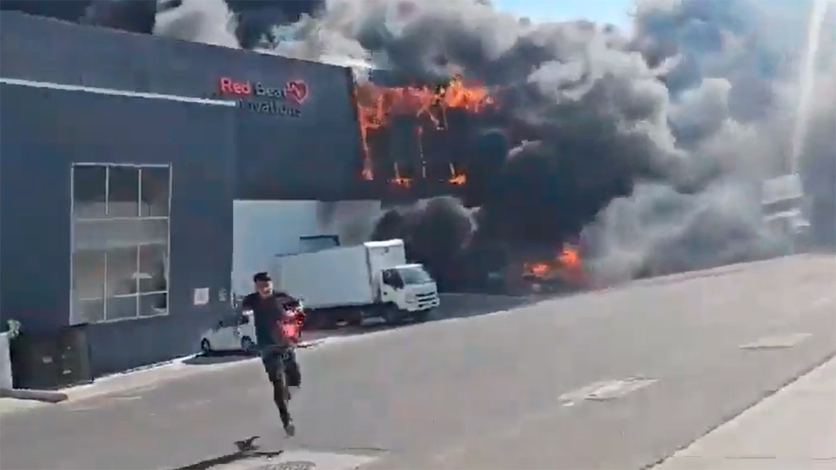 VIDEO Incendio arrasa con bodega de empresa en parque industrial