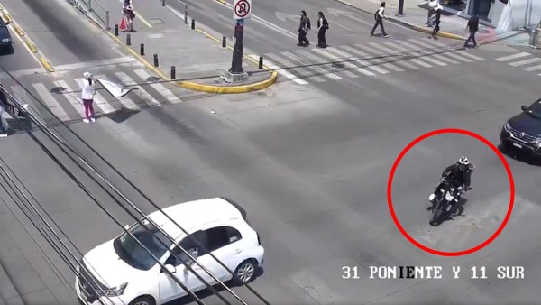 VIDEO Impactan a repartidor de comida en pleno bulevar ¡y da como tres vueltas!