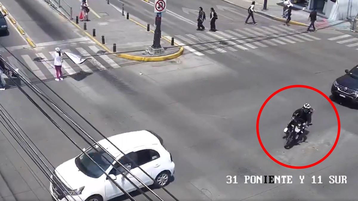 VIDEO Impactan a repartidor de comida en pleno bulevar ¡y da como tres vueltas!