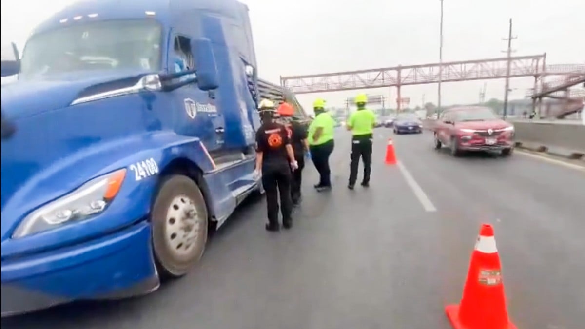 VIDEO Trailero muere prensado por su propia carga tras frenar drásticamente