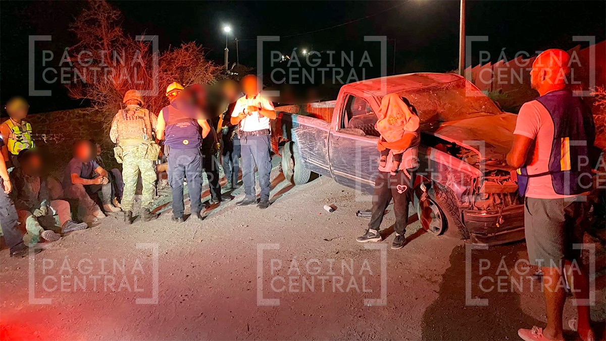 Volcadura de camioneta en la Subida a Nuevo Valle de Moreno deja al menos 10 lesionados