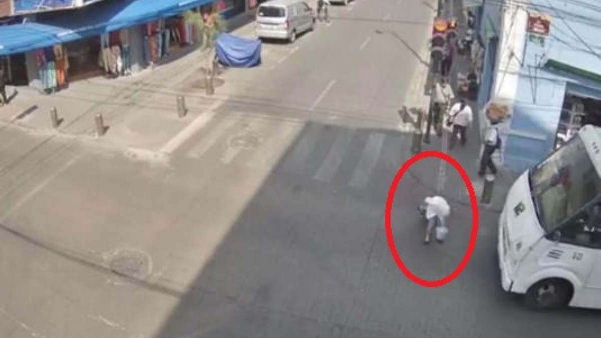 VIDEO Abuelita caminaba muy lenta frente a camión urbano y este arrancó y la embistió