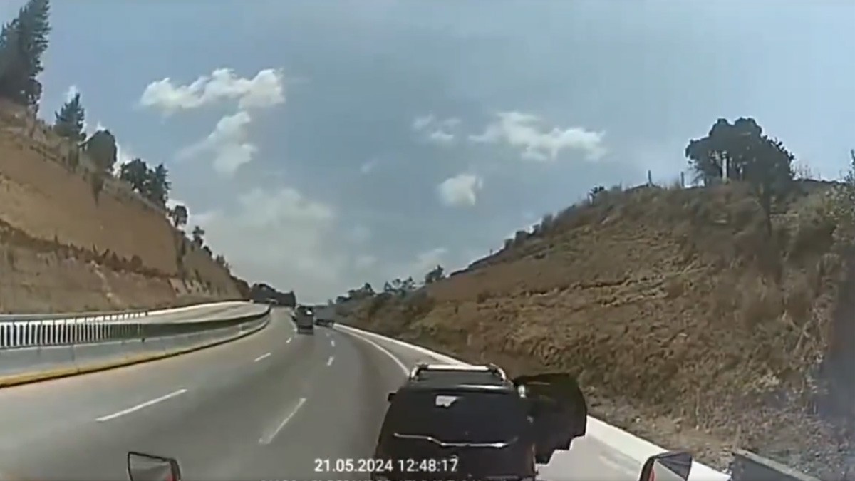 VIDEO ¡Uno más! Hombres armados detienen y roban tráiler en plena carretera