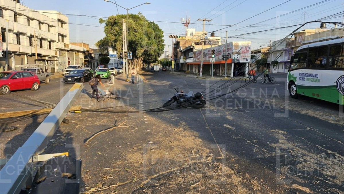 Cae poste telefónico en el Valtierra, tumba semáforo y se atora motociclista con cables