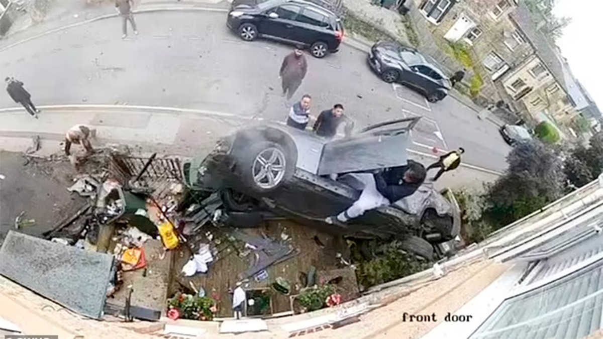 VIDEO Conductor que iba a toda velocidad choca y vuelca ¡dentro de casa!