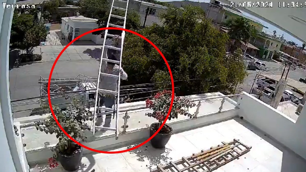 VIDEO Captan cuando hombre sufre descarga eléctrica al instalar aire acondicionado