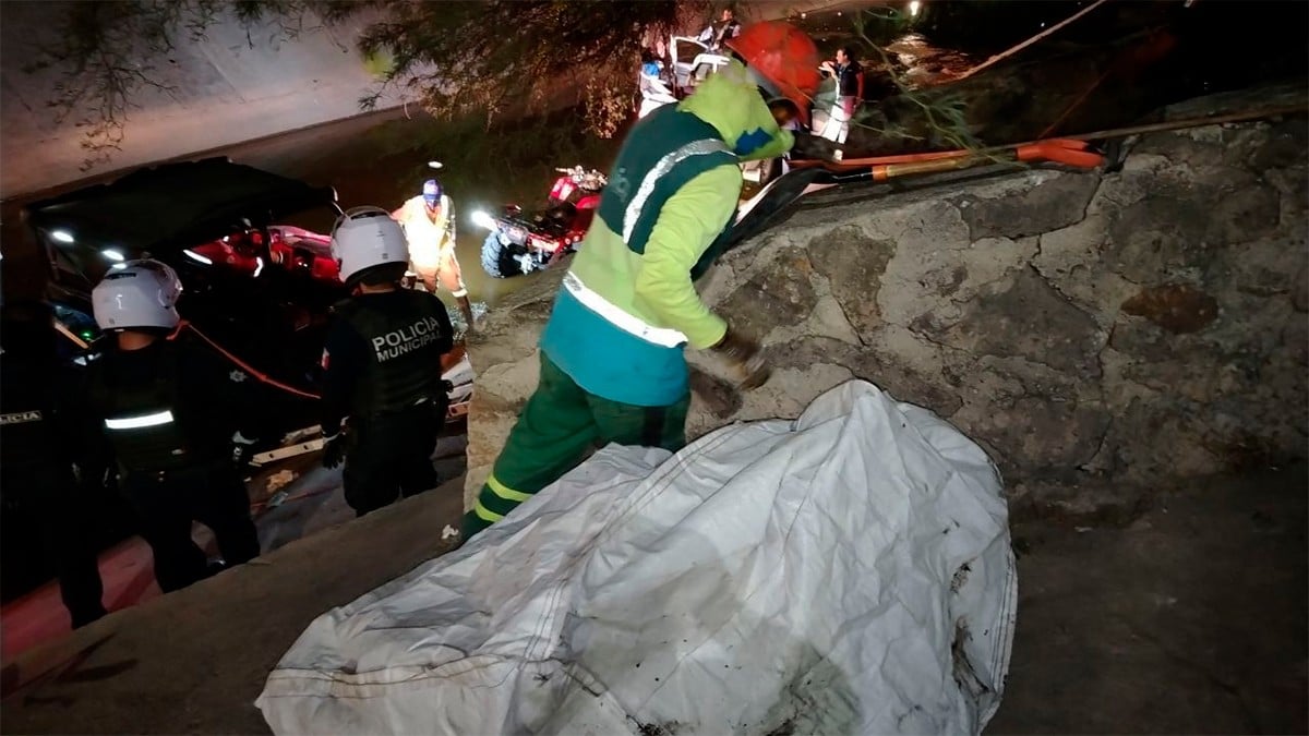 Cuadrilla nocturna limpia el Malecón del Río en León para prevenir inundaciones