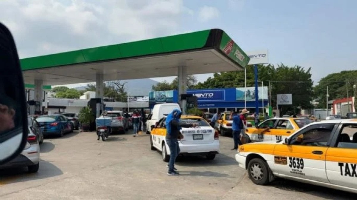 Maestros del SNTE ahora toman gasolineras y llenan tanques gratis