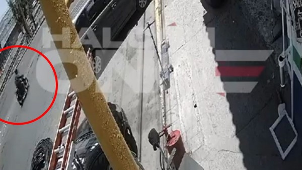 VIDEO Motociclista pierde la vida tras impactarse contra un auto