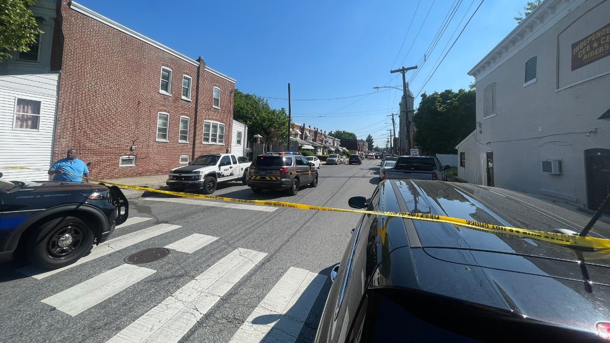 Entra a la tienda donde trabaja y dispara contra sus compañeros; mata a dos