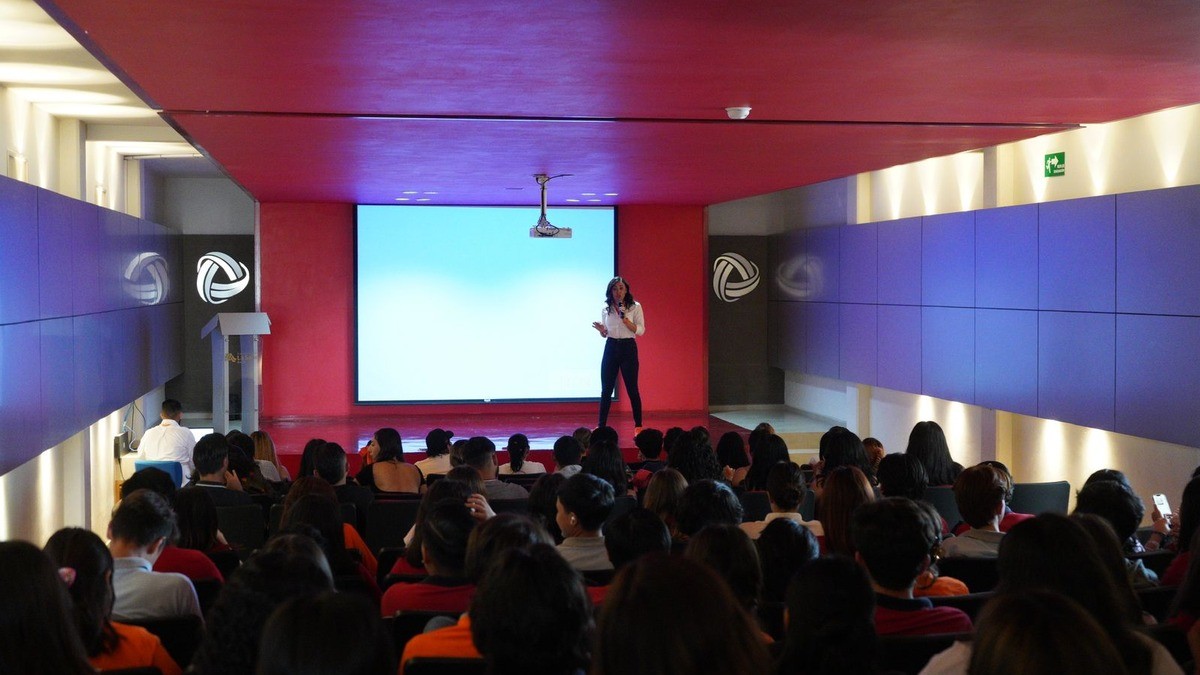 Habrá becas universitarias señala Yulma en La Salle Salamanca