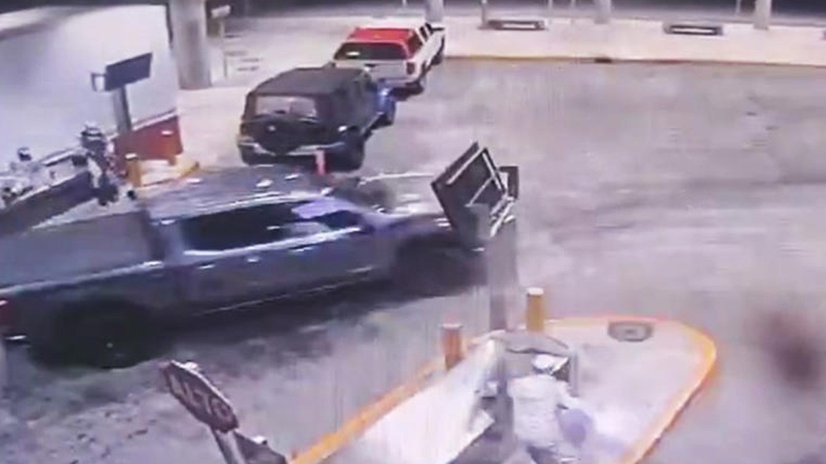 VIDEO Camioneta intenta burlar revisión de seguridad y arrolla a Guardia Nacional