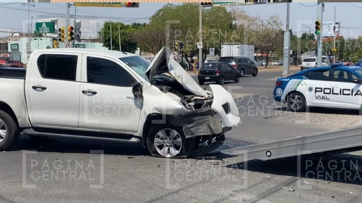 ¡Aparatoso impacto! Se registra fuerte choque entre camioneta y camión de cervezas