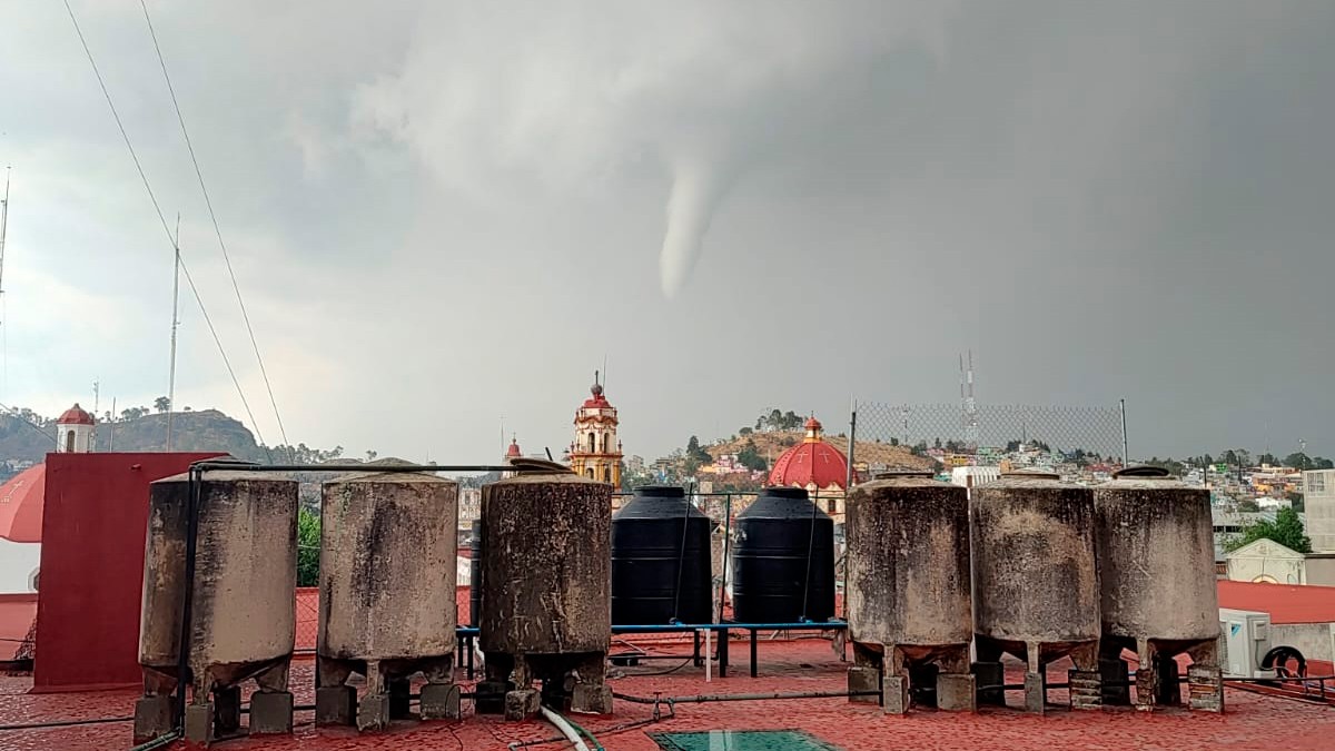 VIDEOS Caos y destrucción deja el paso de un tornado en el Estado de México