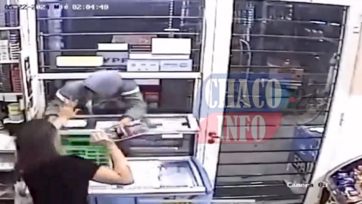 VIDEO Hombre intenta robar tienda, empleada le da una golpiza y el ladrón se va corriendo