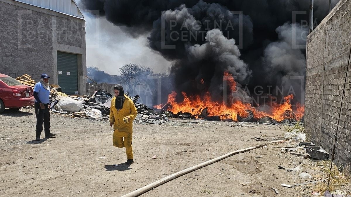¿Ves el humo? Se registra incendio al lado de una bodega con sellos de investigación