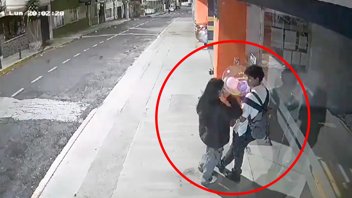 VIDEO ¡En su aniversario! Captan robo a mano armada contra una pareja de novios