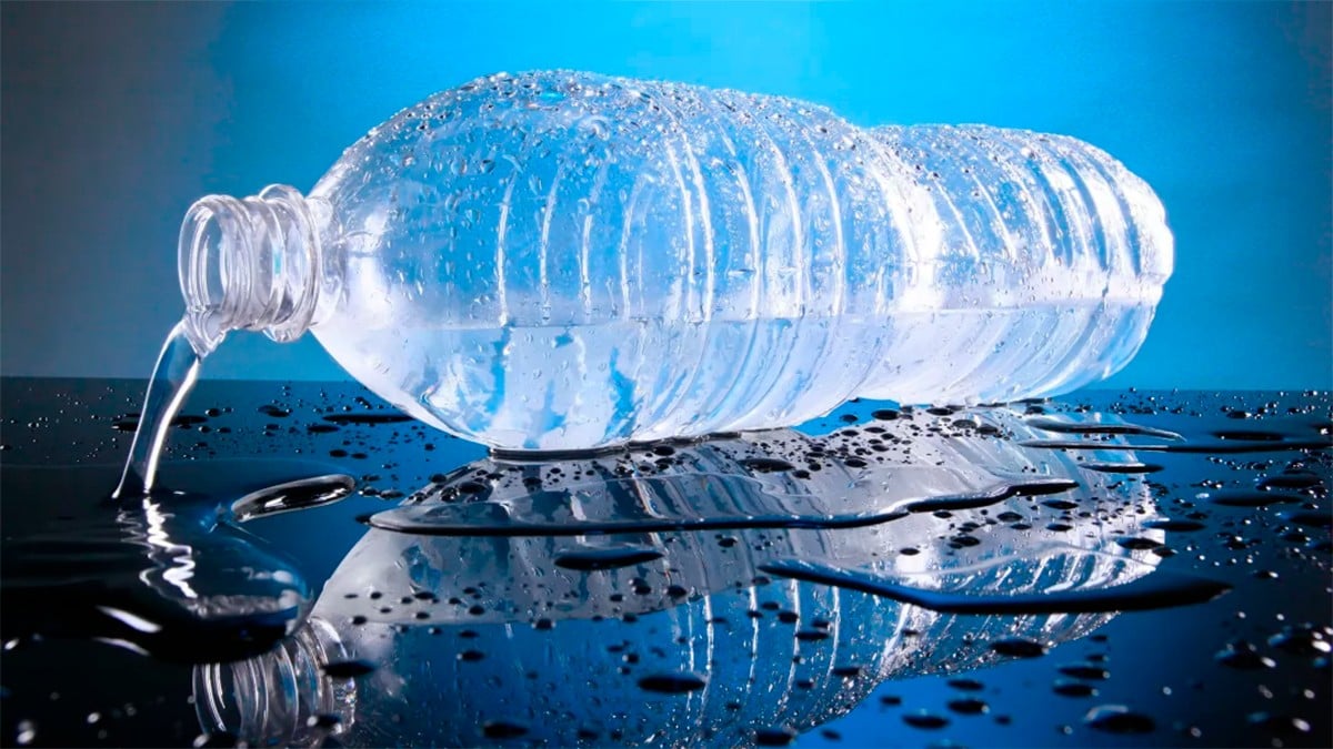 ¡Entérate! El agua embotella tiene más microplásticos que el agua del grifo, según estudio