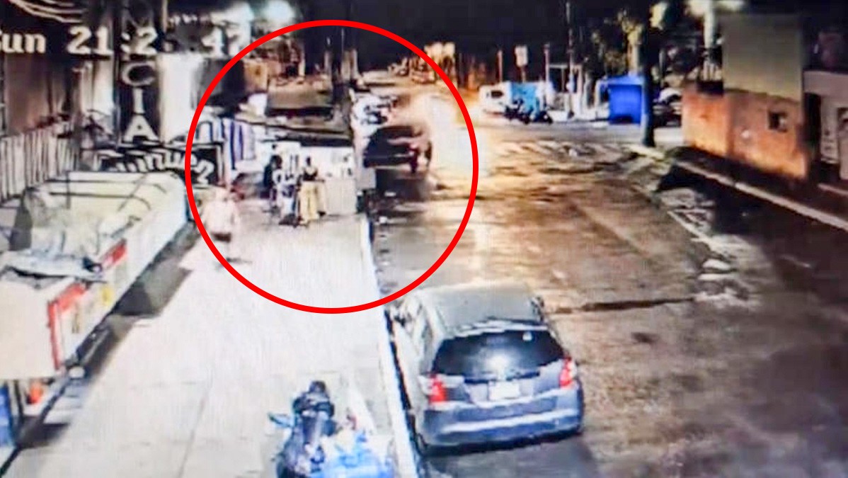 VIDEO Captan cuando camioneta sale del camino e impacta puesto de hamburguesas