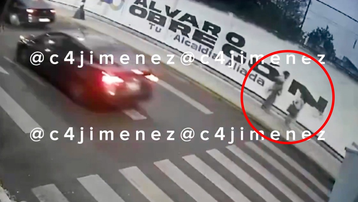 VIDEO Mujer caminaba por la calle cuando de pronto hombre la persigue y la patea