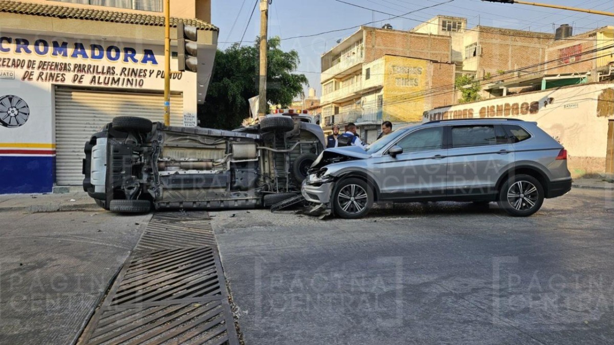 ¡Choque y volcadura! Fuerte impacto entre dos camionetas en la Industrial deja 3 heridos