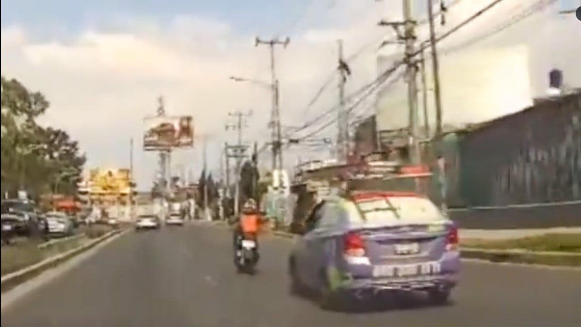 VIDEO Captan cuando auto embiste deliberadamente a un motociclista