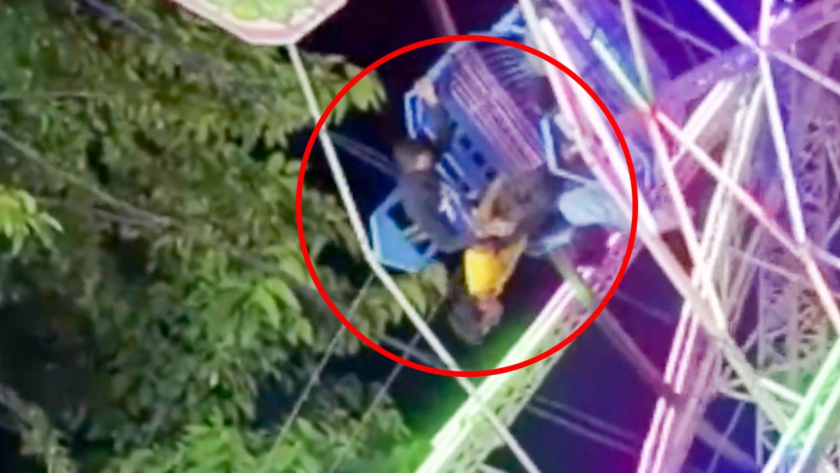 VIDEO Jóvenes quedan volteados y se caen de rueda de la fortuna