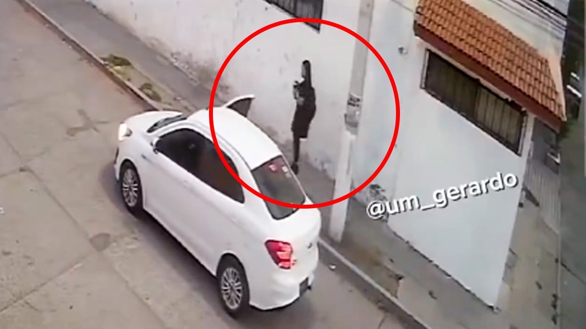 VIDEO Ladrones en un auto blanco asaltan a mujer en calle de la colonia Azteca