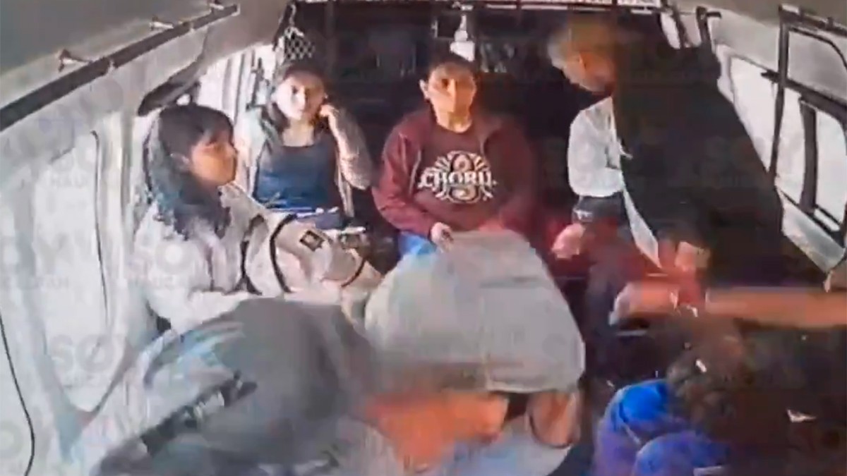 VIDEO “¡Llévate todo, pero déjame mis libros!”, suplica jovencita a ladrón en asalto