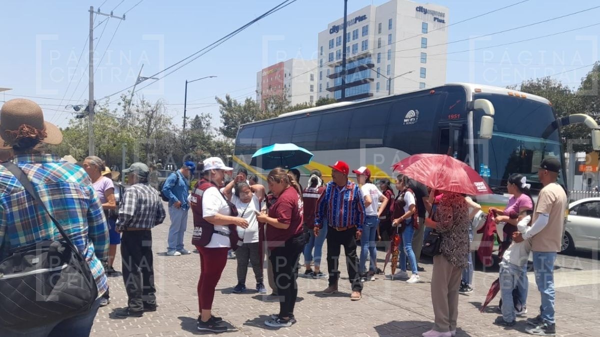 Llegan decenas de autobuses con simpatizantes al cierre de campaña de Alma Alcaraz
