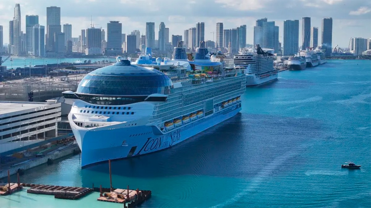 VIDEO Pasajero salta del crucero más grande del mundo y así lo encontraron
