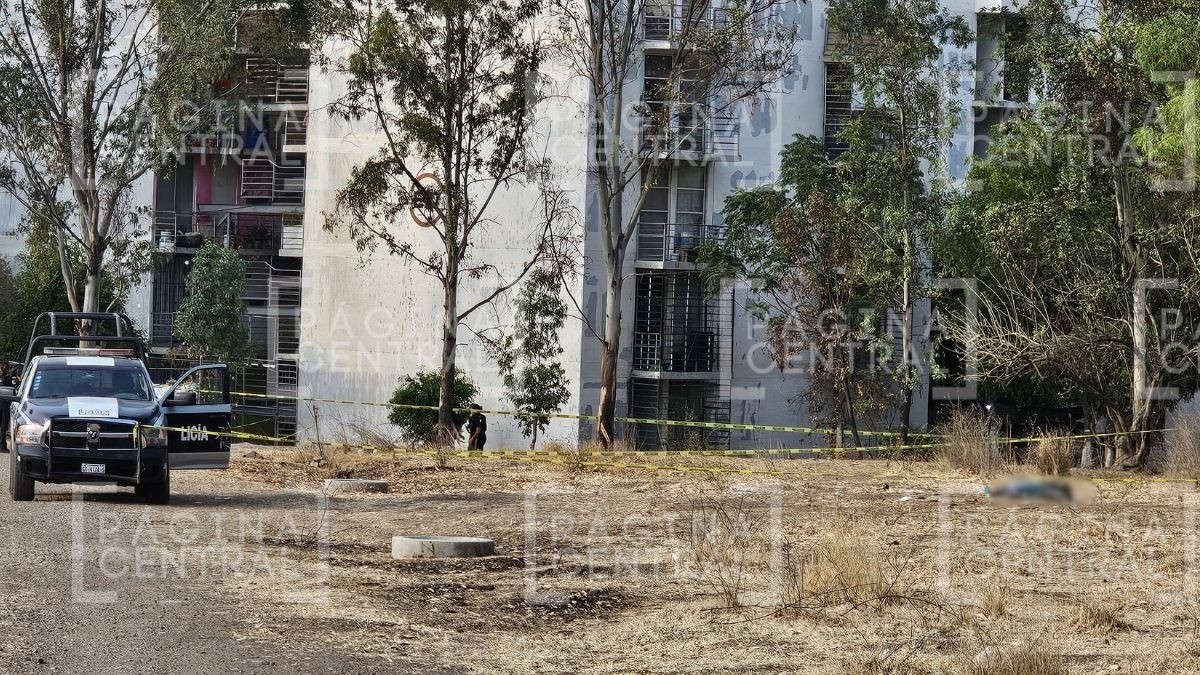 Vecinos de Rizos de la Joya iban a trabajar y encontraron un cuerpo en campos de futbol