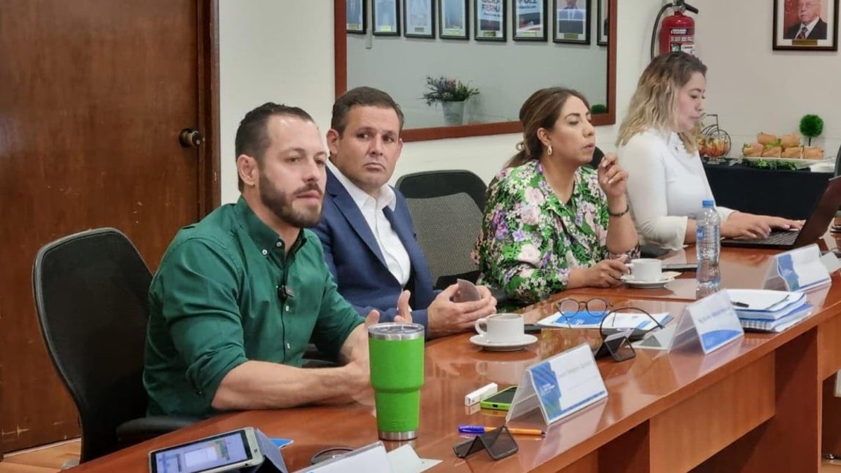 Gerardo Fernández se compromete a dar 'piso parejo' a zapateros en las plataformas