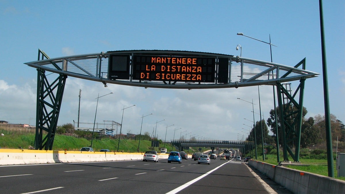 Joven discute con su madre por malas calificaciones y ella la abandona a media carretera