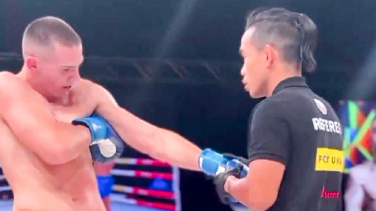 Luchador de MMA se disloca el hombro en pleno combate, pero se lo acomoda y sigue peleando