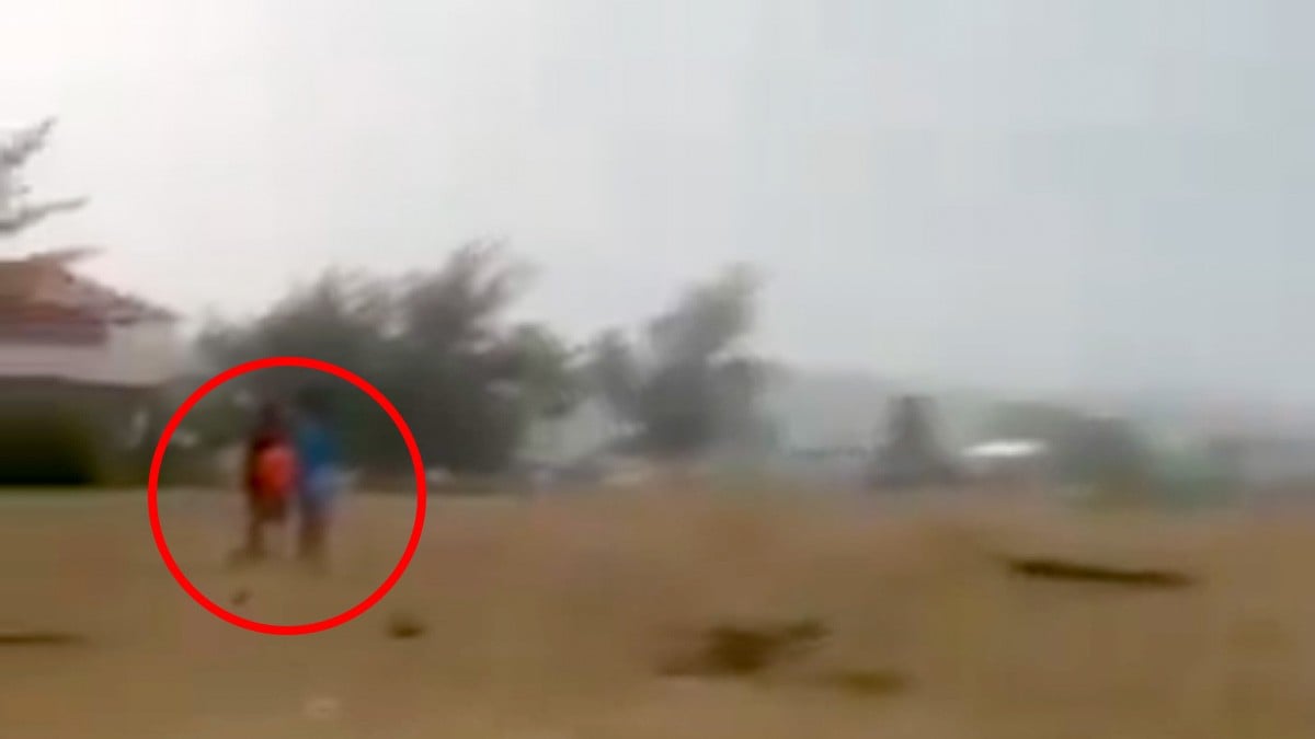 VIDEO Captan cuando rayo cae sobre una playa e impacta a tres niños