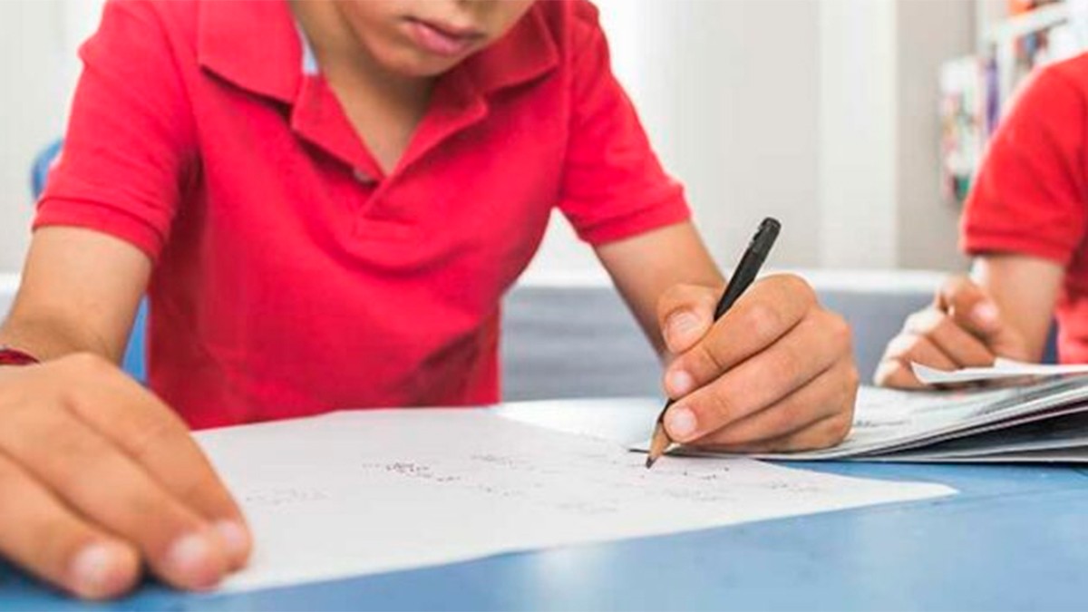 Papá se desespera y le rompe el bazo a su hijo, ¡por no entender la tarea de matemáticas!