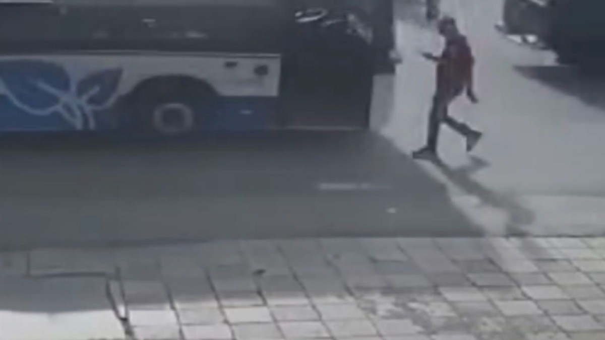 VIDEO ¡Joven zombi! Caminaba cuando chocó con camión en movimiento por ir en el celular