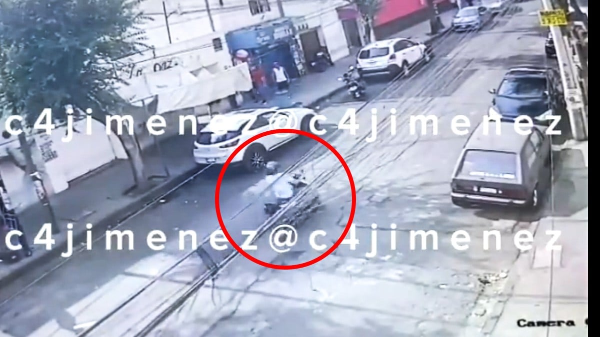 VIDEO Captan balacera y persecución entre sicarios en moto en plena calle