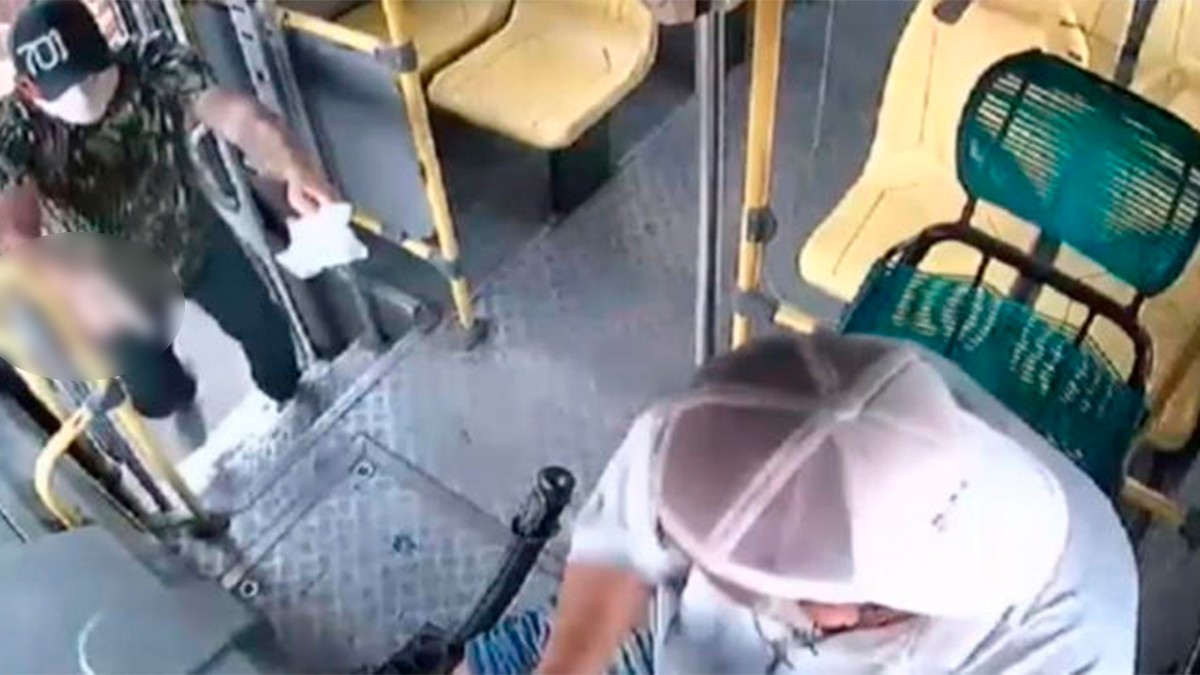 VIDEO Captan asalto a mano armada a chofer de camión urbano, todo sucedió en segundos