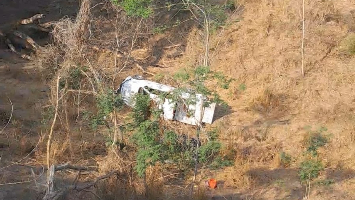 Alumnos de kínder iban a la playa, pero su camión cae a un barranco; hay 10 heridos