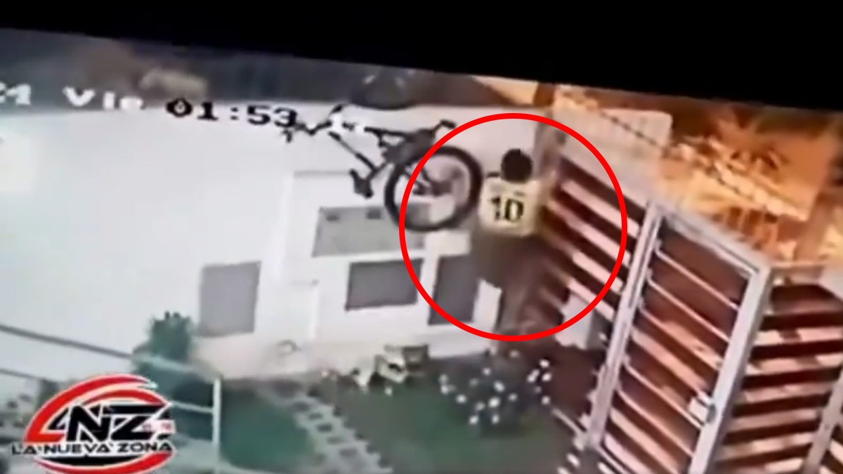 VIDEO Ladrón entró a una casa para robar bici, se atoró en las púas y murió desangrado