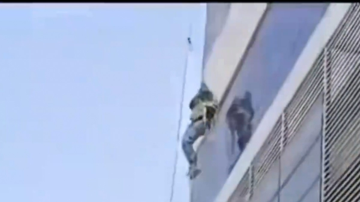 VIDEO Andamio se desploma y trabajador queda colgado a 30 metros del suelo