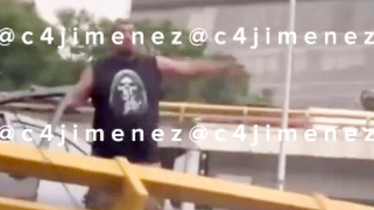 VIDEO ¡Se puso como loco! Conductor le da brutal golpiza a otro por discusión vial