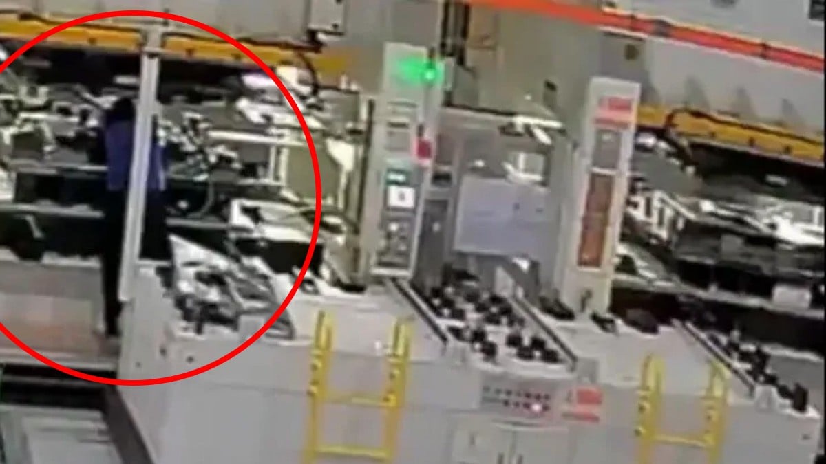 VIDEO Captan cuando hombre se destroza los brazos en accidente con prensa hidráulica