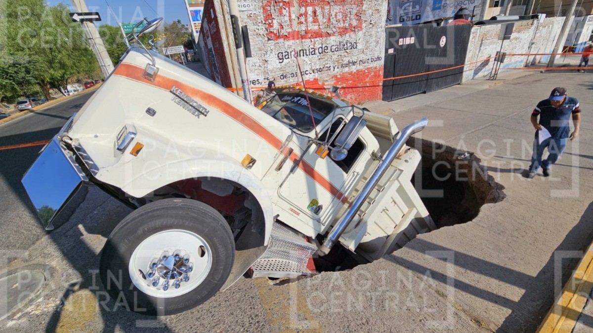 ¡Socavón se traga una tolva cerca del Malecón del Río!