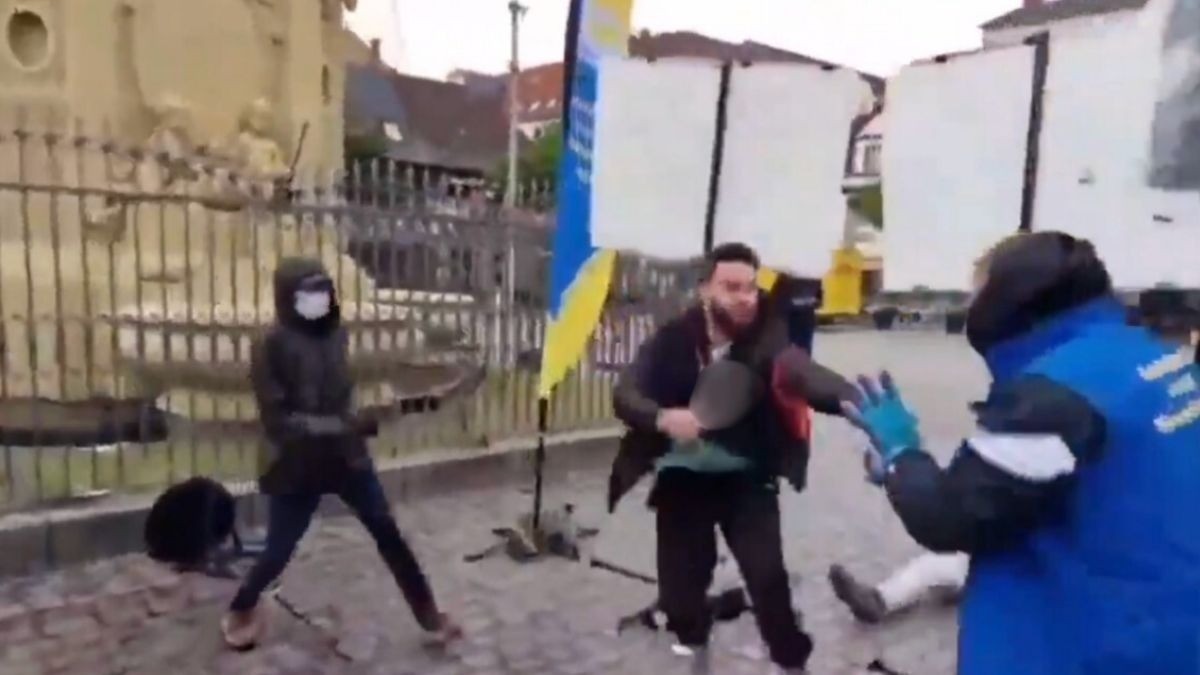 VIDEO Hombre ataca con un cuchillo a ciudadanos y policías en plaza pública