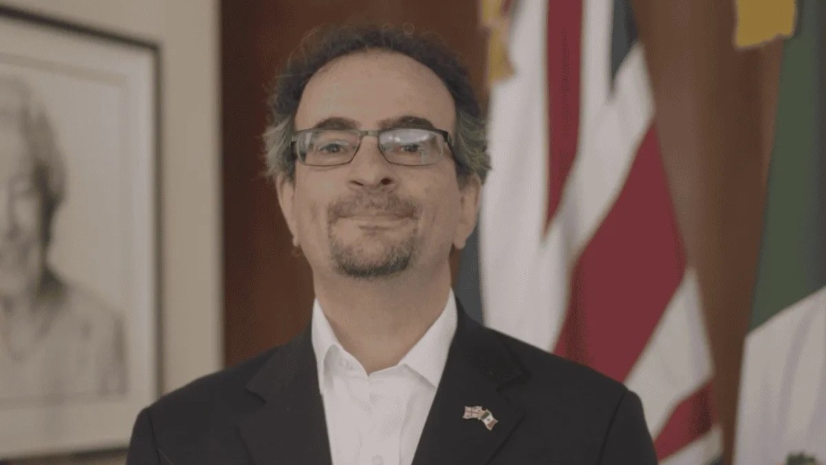 VIDEO Embajador del Reino Unido en México apunta con arma larga a empleado y lo despiden