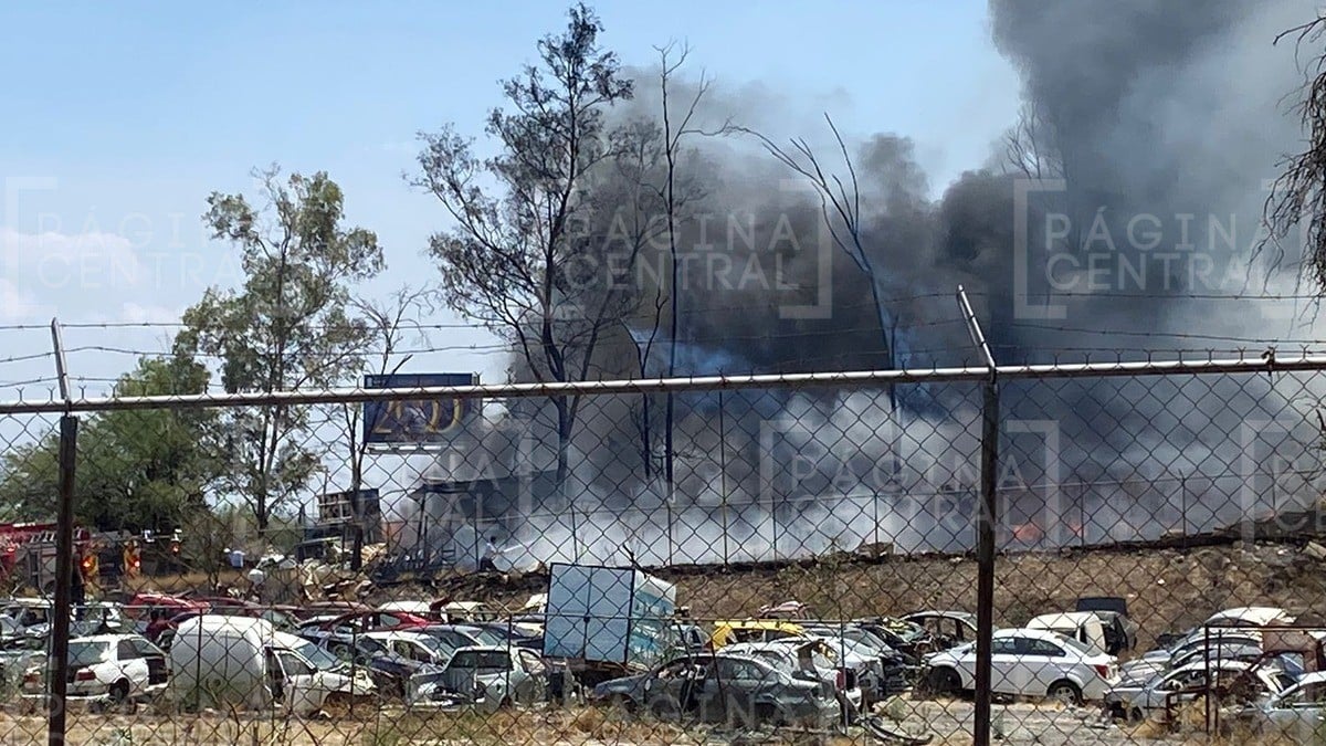 Incendio de pastizal se les sale de control, llega a yonke y quema una tonelada de llantas